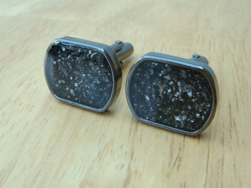 Perfektes Hochzeitsaccessoires - Manschettenknöpfe Aus Meteorit-Partikeln von OffTheCuff2010