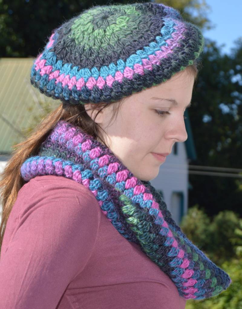 Handgefertigte Wolle Gehäkelte Beret & Cowl Set von OffTheHookbyJulie