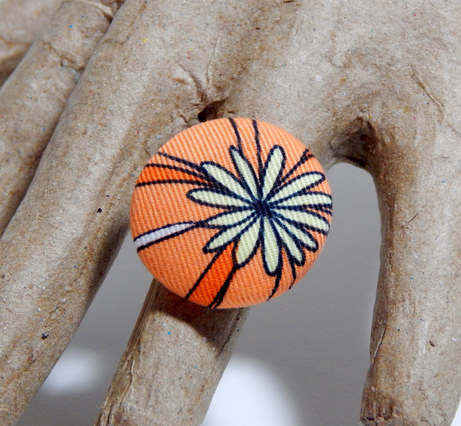 Handgemachter 60S Blumen Ring, Stoffknopf in Orange, Boho Schmuck von OffbeatAvenue