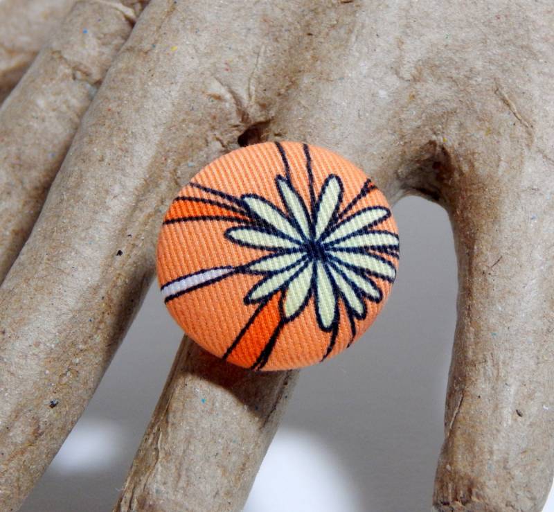 Handgemachter 60S Blumen Ring, Stoffknopf in Orange, Boho Schmuck von OffbeatAvenue