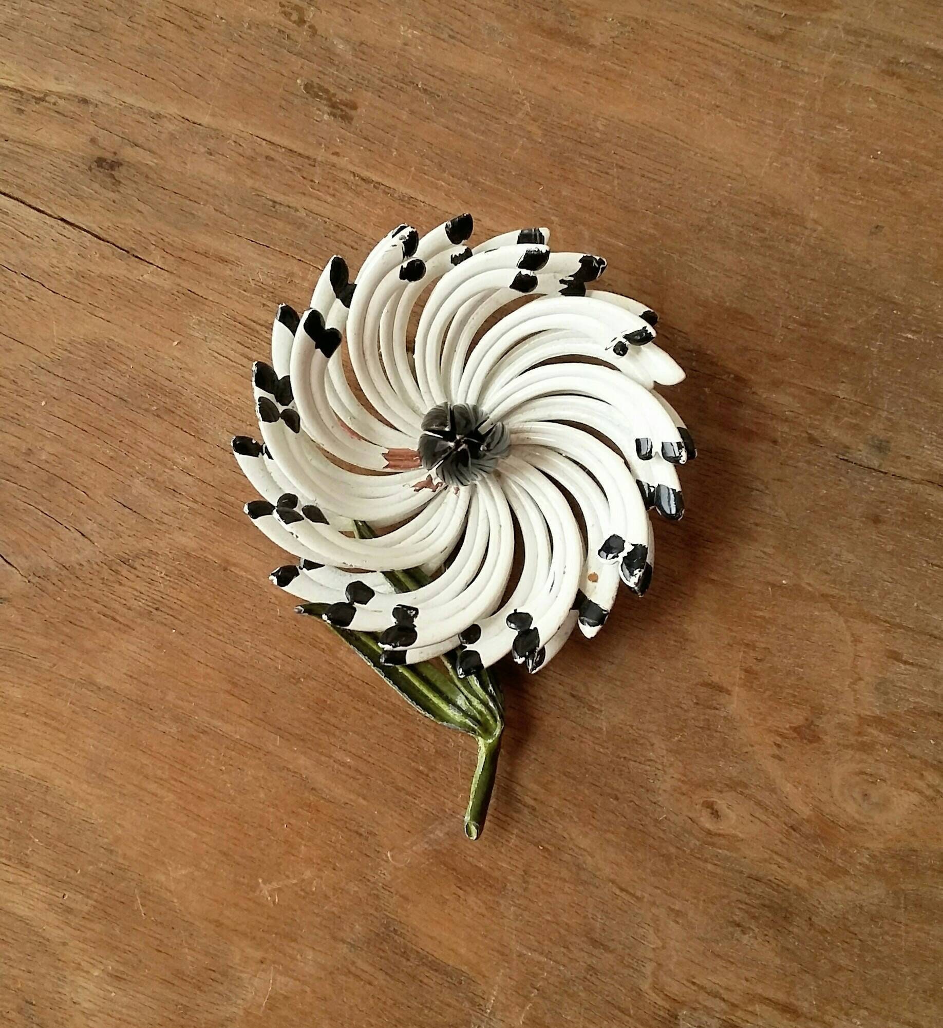 Vintage Blumenbrosche Aus Emaille, 60Er-70Er Jahre Modeschmuck, Weiße Blütenblätter von OffbeatAvenue