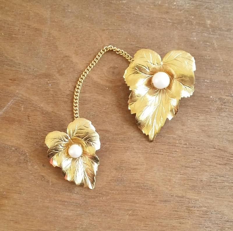 Vintage Sarah Coventry Broschen Set Blattgold, Faux Perle, 1950Er Jahre Schmuck von OffbeatAvenue