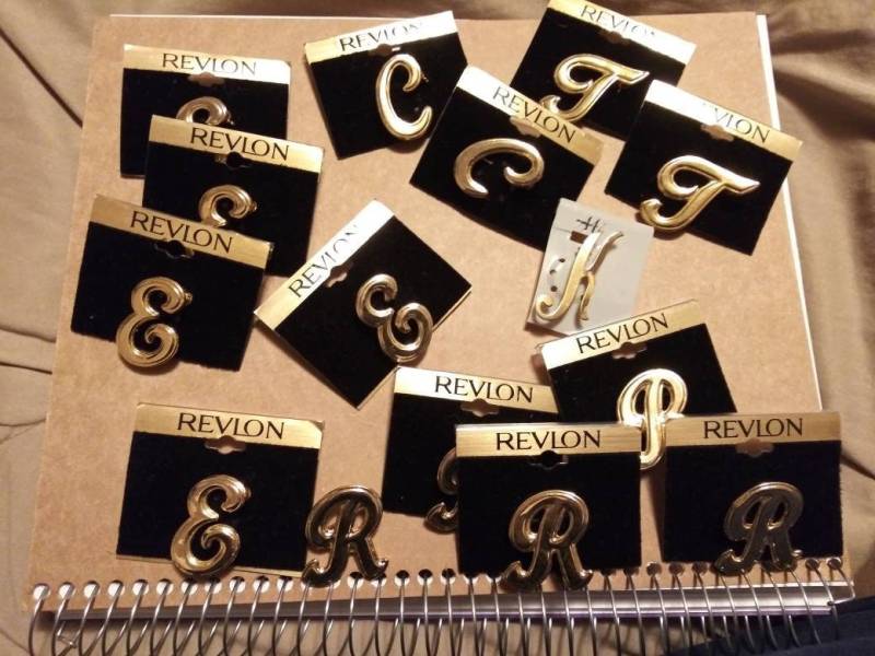 Vintage Brosche Initial Pin Gold Metall Revlon 70Er 80Er Modeschmuck C R T E K Erhältlich Erschwingliches Geschenk von OffbeatAvenue