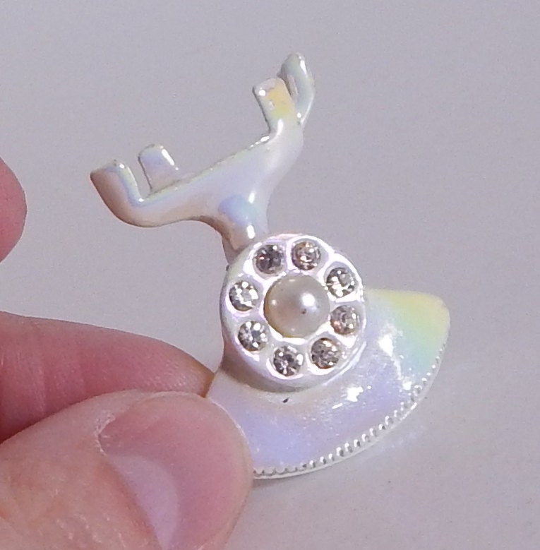 Vintage Brosche Kleine Telefon Pin Pearly Weiß W Strass Mid Century Mode Schmuck von OffbeatAvenue