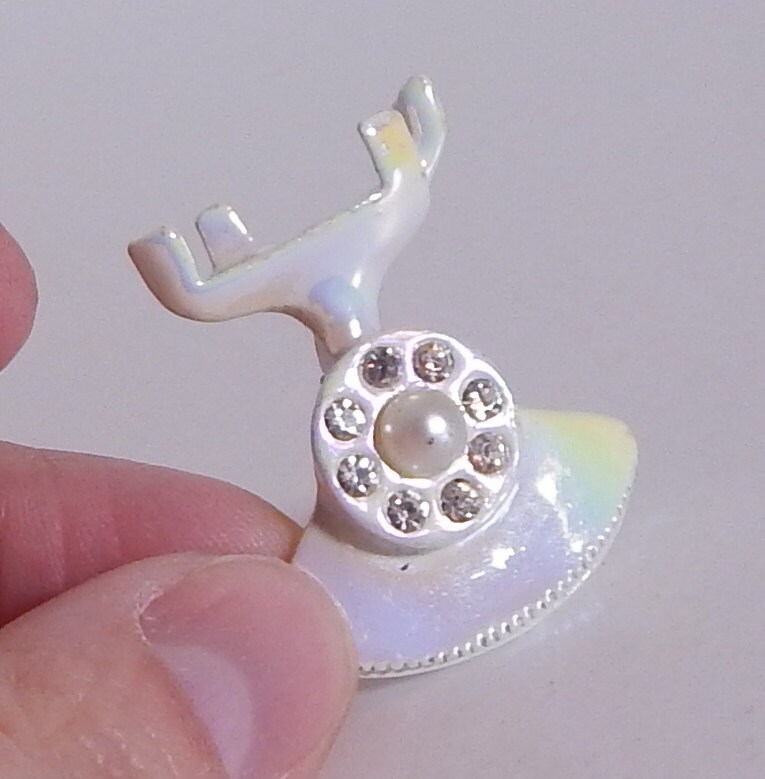Vintage Brosche Kleine Telefon Pin Pearly Weiß W Strass Mid Century Mode Schmuck von OffbeatAvenue