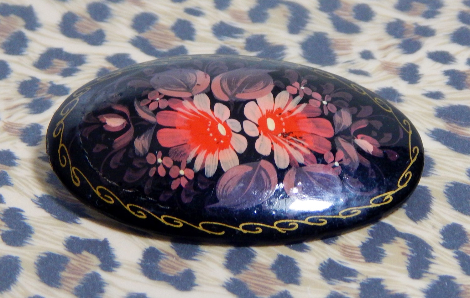 Vintage Brosche Russisch Schwarz W Rosa Blumen Hand Bemalt Holz Oval Pin Volkskunst 70Er Jahre Mode Schmuck von OffbeatAvenue