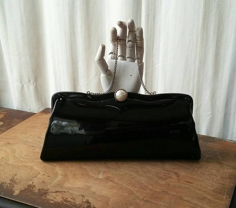 Vintage Schwarze Lackleder Clutch Geldbörse, 1950Er Jahre Perlenverschluss Handtasche von OffbeatAvenue