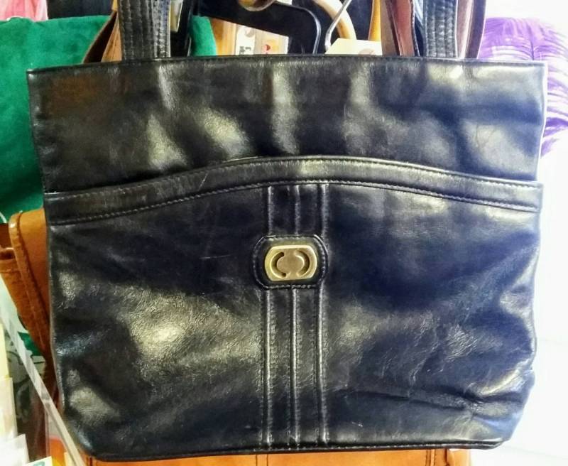 Vintage 60Er Jahre Umhängetasche Aus Schwarzem Leder Mod-Metall-Detail von OffbeatAvenue