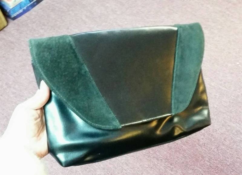 Vintage Schwarze Kunstleder Clutch Mit Wildleder Panels & Optional Riemen von OffbeatAvenue