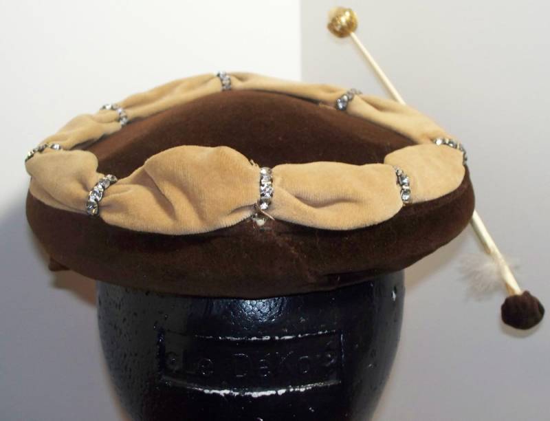 Vintage Hut Mit Fun Antenne Schoko Braun Und Tan Samt Millinery Strass Akzente Mid Century Mode von OffbeatAvenue