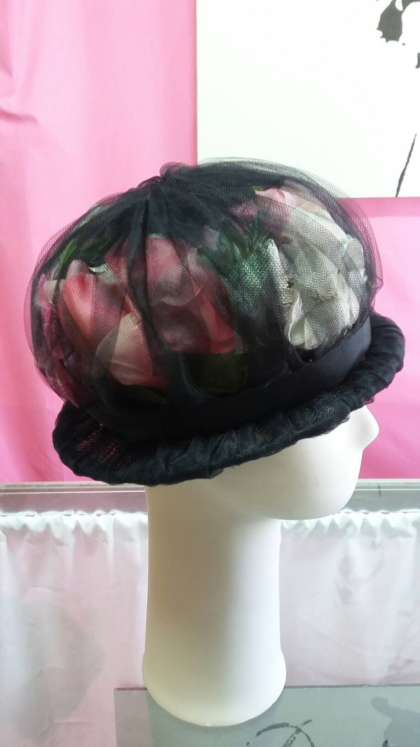 Vintage Hut Schwarz Netz Bubble Verpackt Mit Rosa Samt Millinery Blumen 60Er Jahre Mid Century Mod Mode von OffbeatAvenue