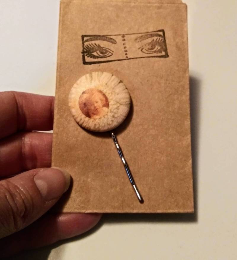 Vintage Inspirierte Haarnadel Clip Sonnenblume Baby Antik Foto Handbespannt Stoffknopf Handarbeit Mode von OffbeatAvenue