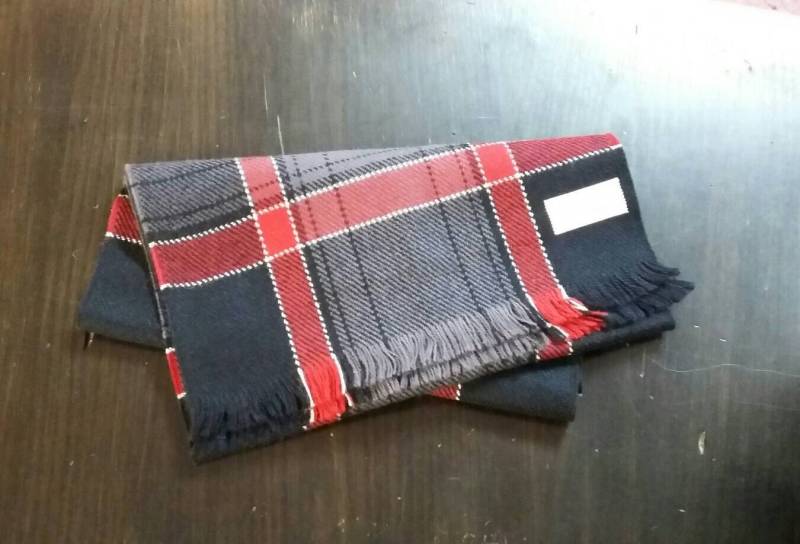 Vintage Karierter Acryl Schal Mid Century Rot & Grau von OffbeatAvenue