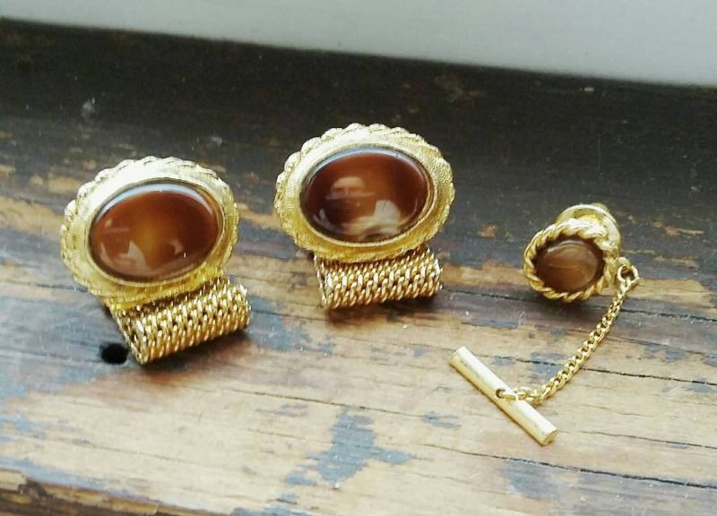 Vintage Manschette Links & Krawatte Tack Set Tiger Eye Und Gold Mesh 60Er Jahre 70Er Herren Mode Schmuck Anzug Zubehör von OffbeatAvenue