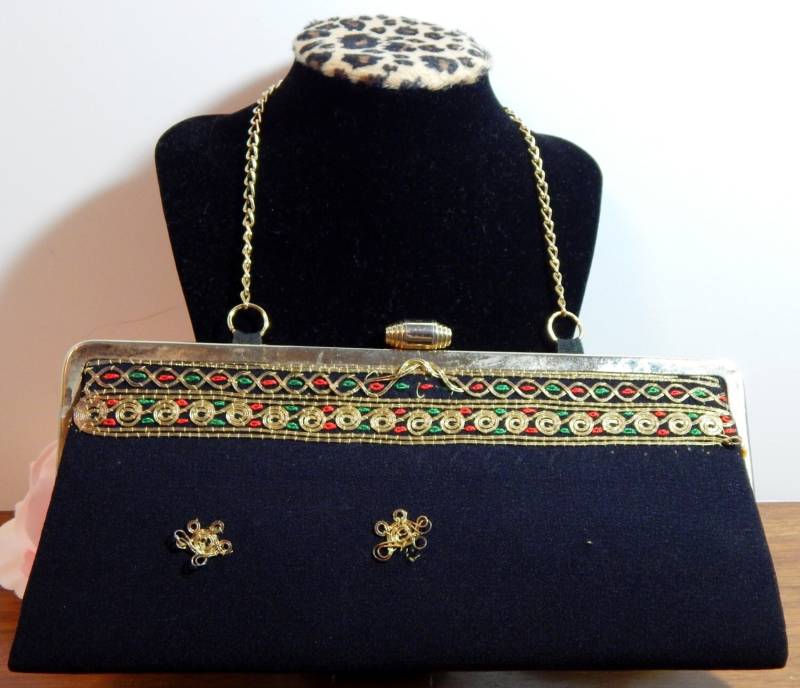 Vintage Mid Century Schwarz Crepe Clutch Geldbörse Gold Rot Grün Stickerei Toggle Verschluss An Der Spitze Kette Link Griff Braucht Re-Stickerei von OffbeatAvenue