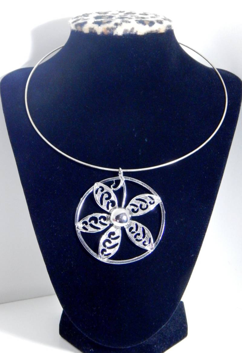 Vintage Mod Blume Oversized Halskette Charm Mit Halsdraht Silber Ton Mid Century Modeschmuck Boho Flower Power von OffbeatAvenue