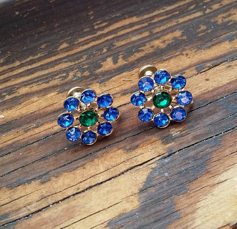 Vintage Ohrringe Hell Saphir & Smaragd Strass 50 Mid Century Mode Schmuck von OffbeatAvenue