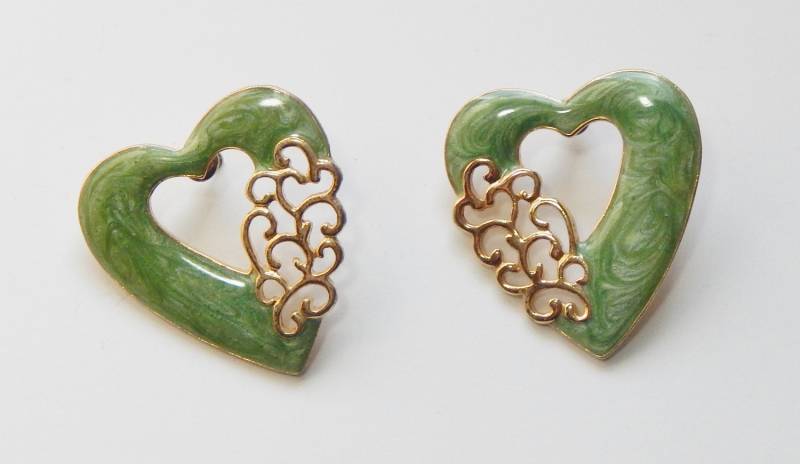 Vintage Ohrringe Sparkle Swirl Emaille Pastell Grün Herzen Mit Offenen Gold Filigran 80Er Jahre Modeschmuck Ohrhänger Mint von OffbeatAvenue