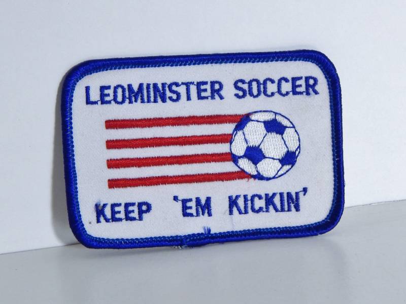 Vintage Leominster Ma Fußball Aufnäher, Keep "Em Kickin' Emblem von OffbeatAvenue