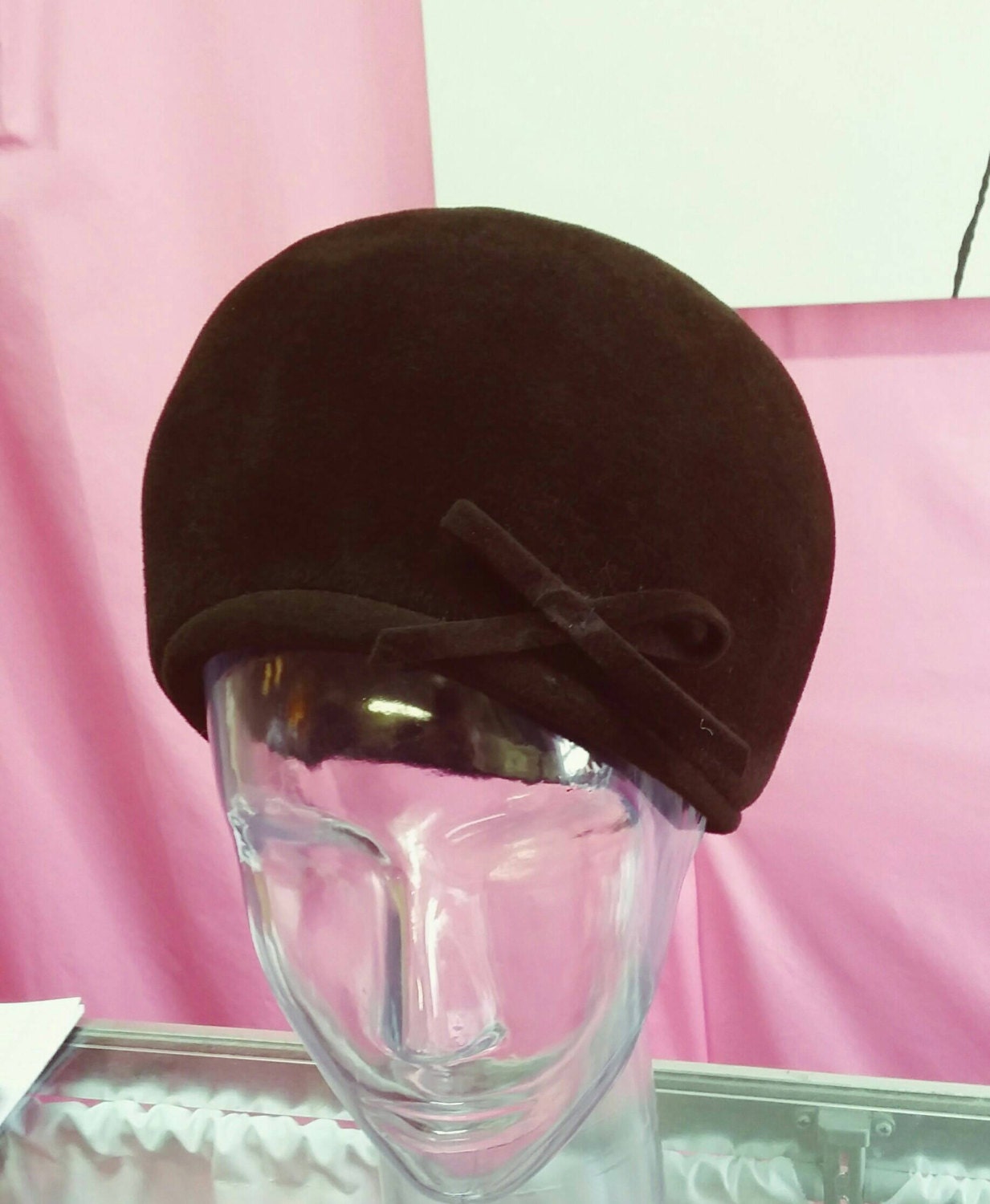 Vintage Schokobrauner Pillbox Hut Aus Velours, Schleifenakzent, Mid-Century Mod von OffbeatAvenue