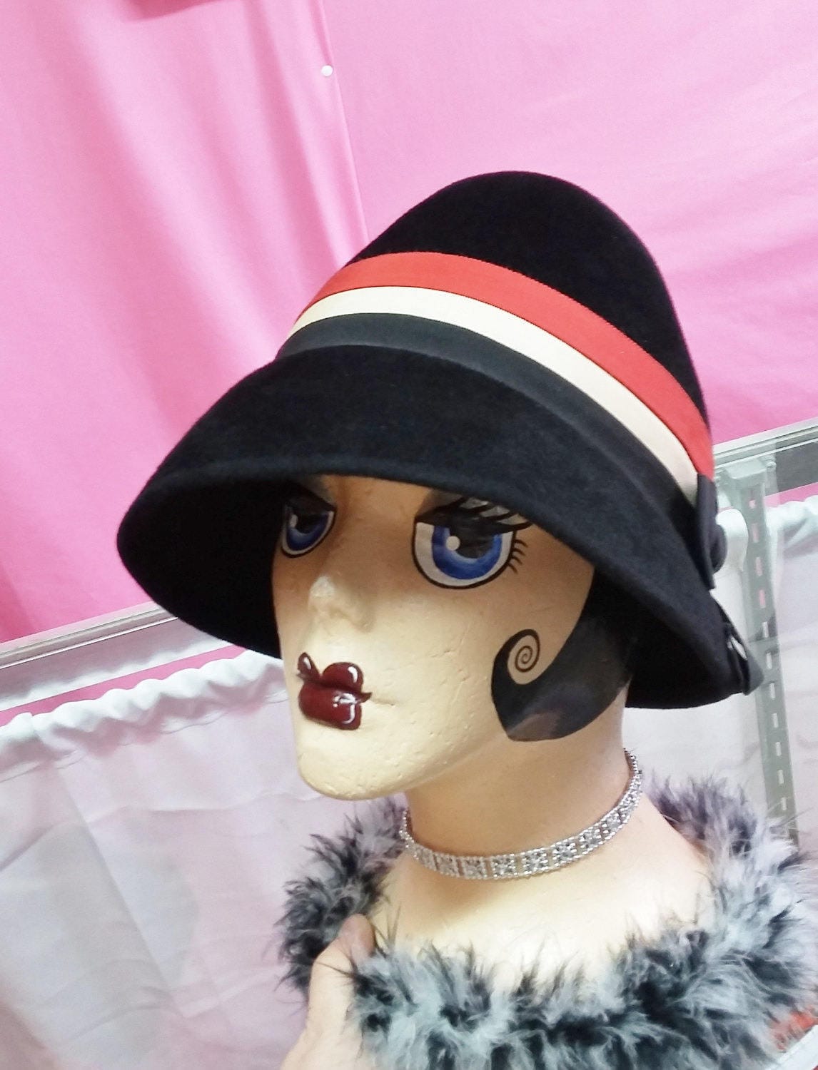 Vintage Schwarzer Velour Cloche Hat Rotes & Weisses Band, Breite Krempe von OffbeatAvenue