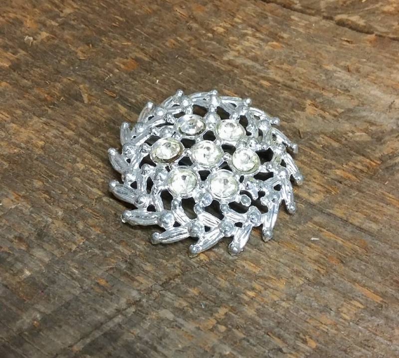 Vintage Strass Brosche Silberne Kranzbrosche, Mid-Century Schmuck von OffbeatAvenue