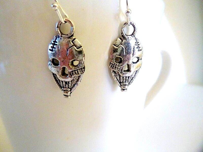 Doppelseitige Schädel Ohrringe Gothic Halloween Schmuck, H13 von OffbeatJewelry2