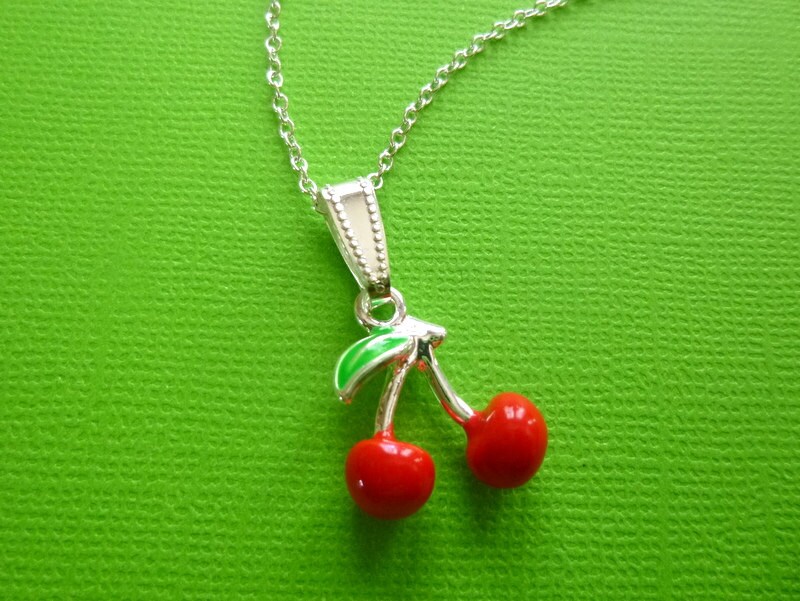 Kirschen Charm Halskette, Blei & Nickel Frei N34 von OffbeatJewelry2