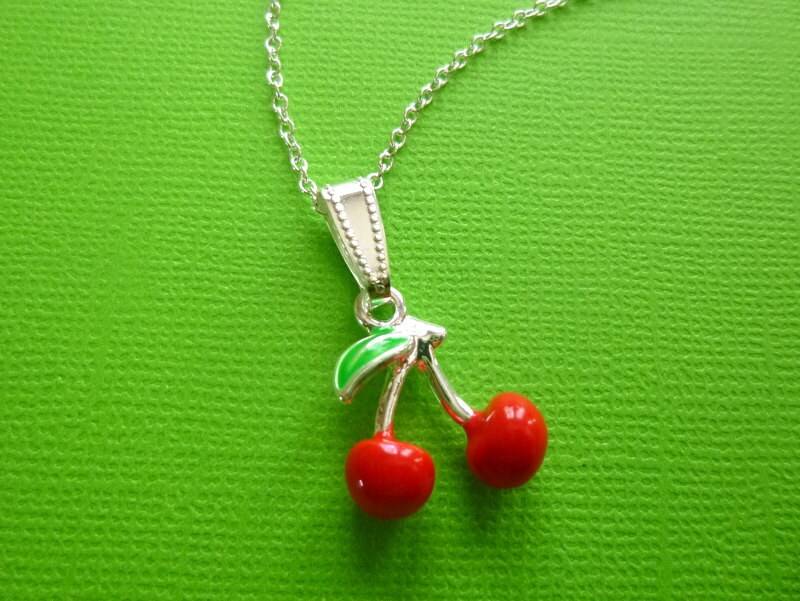 Kirschen Charm Halskette, Blei & Nickel Frei N34 von OffbeatJewelry2