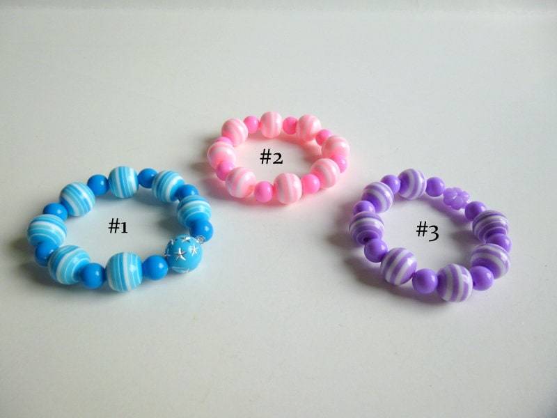 Perlen Stretch Armbänder Kleines Mädchen Gastgeschenke, One von OffbeatJewelry2