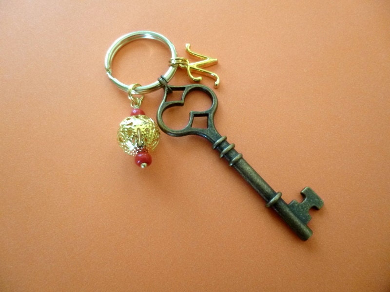 Skelett Schlüssel Schlüsselanhänger Perlen Initial Charm, One von OffbeatJewelry2