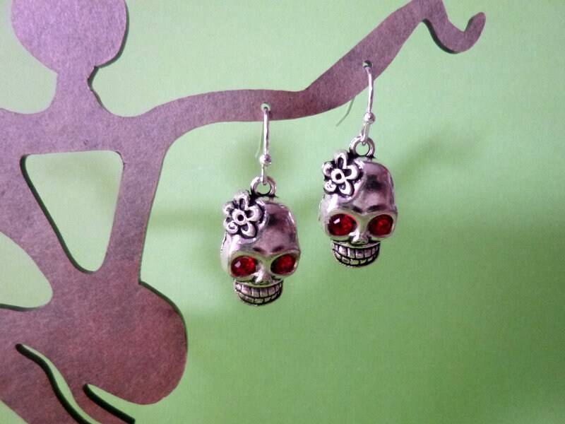 strass Auge Schädel Ohrringe, Gothic Halloween Schmuck H29 von OffbeatJewelry2