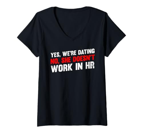 Damen Yes We're Dating She Doesn't Work in HR Bold Zitat T-Shirt mit V-Ausschnitt Damen Yes We're Dating She Doesn't Work in HR Bold Zitat T-Shirt mit V-Ausschnitt von Office Humor Prints