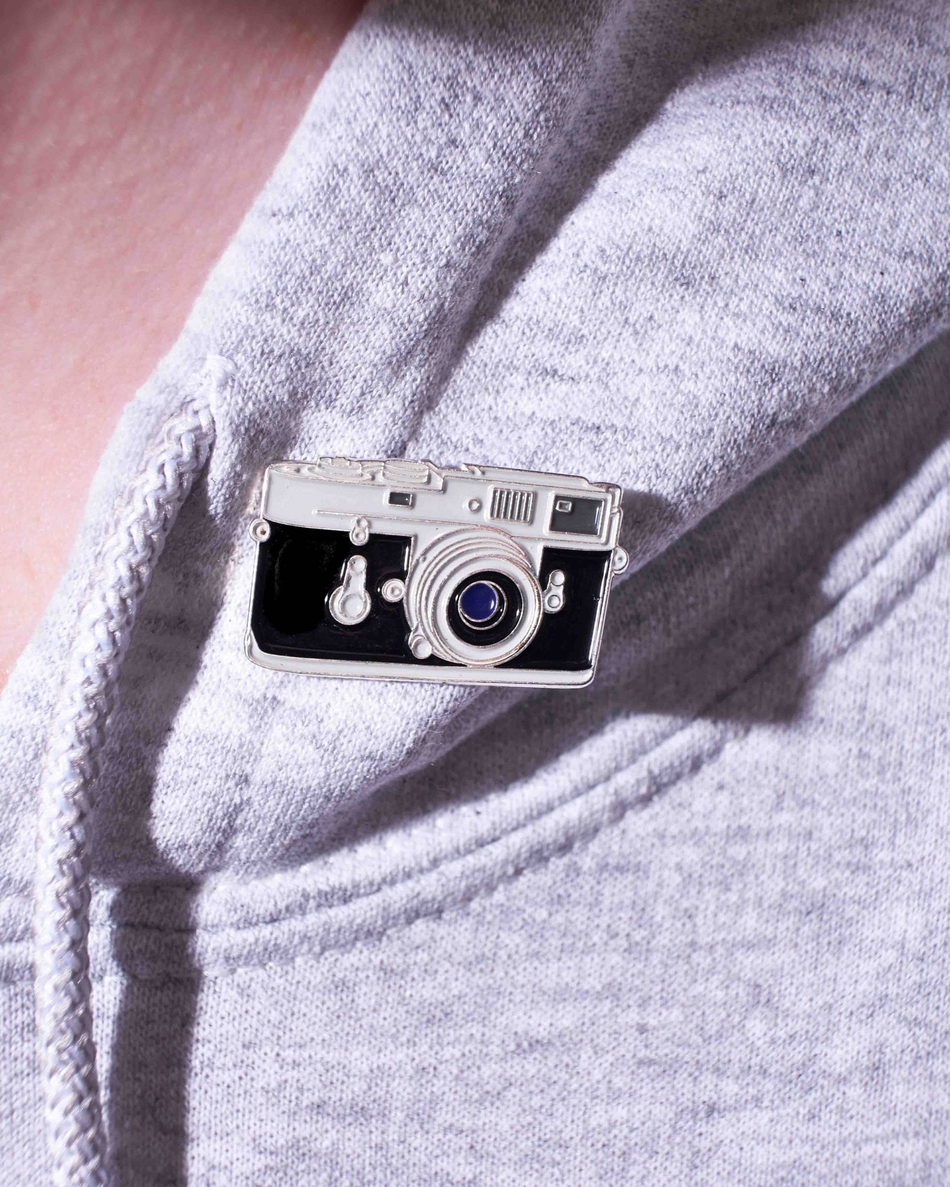 Leica M2 M3 Entfernungsmesser 35mm Film Kamera Emaille Pin Leica M2 M3 Entfernungsmesser 35mm Film Kamera Emaille Pin von OfficialExclusive
