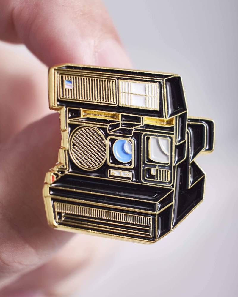 Polaroid 600 660 Sonnenland Sofortbildfilm Kamera Emaille Pin Polaroid 600 660 Sonnenland Sofortbildfilm Kamera Emaille Pin von OfficialExclusive