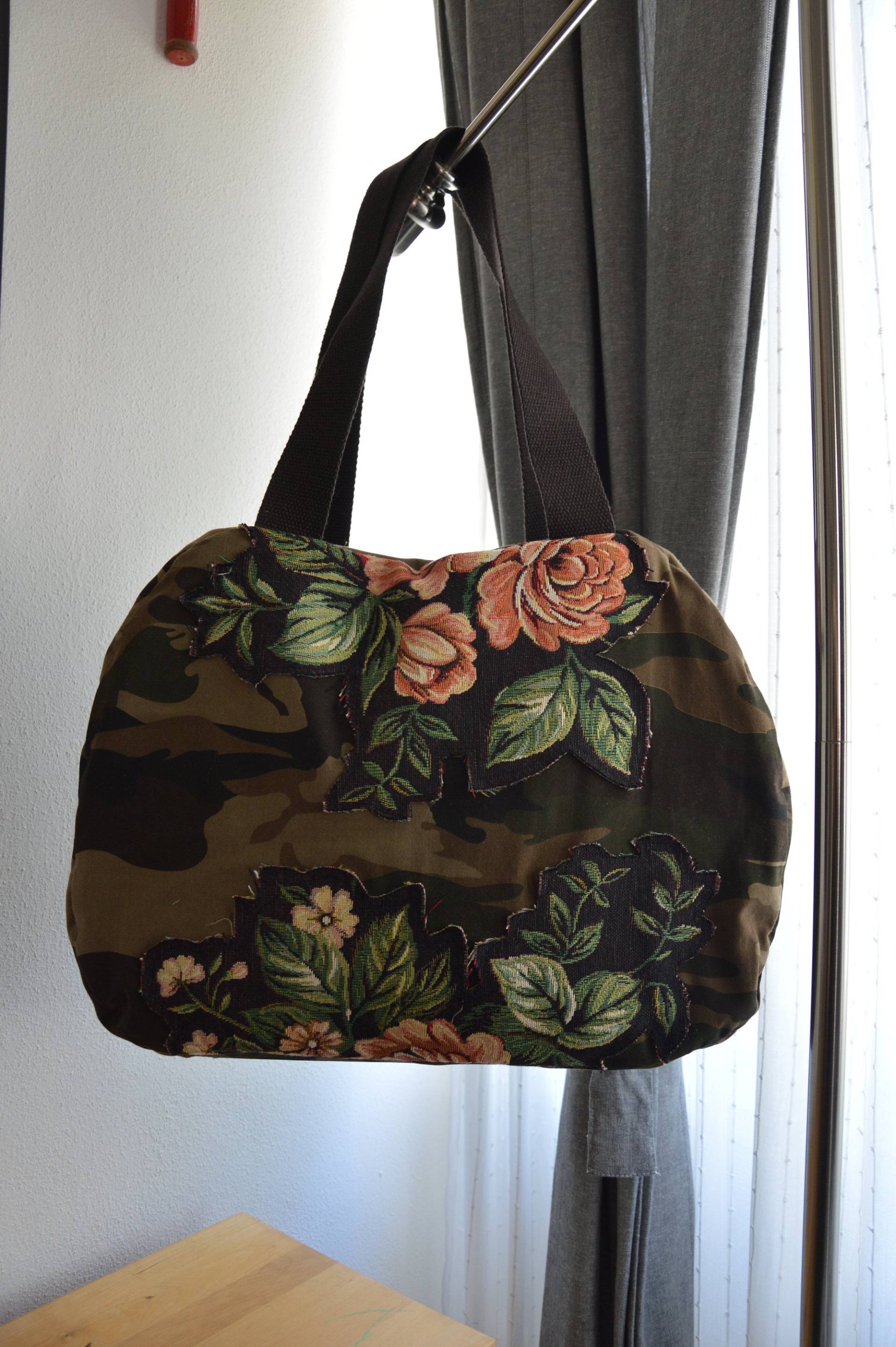 Handgefertigte Topcase-Tasche Aus Camouflage-stoff Mit Gobelin-stoffapplikationen. Innen Taschen Gefüttert. Reißverschluss Handgefertigte Topcase-Tasche Aus Camouflage-stoff Mit Gobelin-stoffapplikationen. Innen Taschen Gefüttert. Reißverschluss von OfficinaCreAttiva