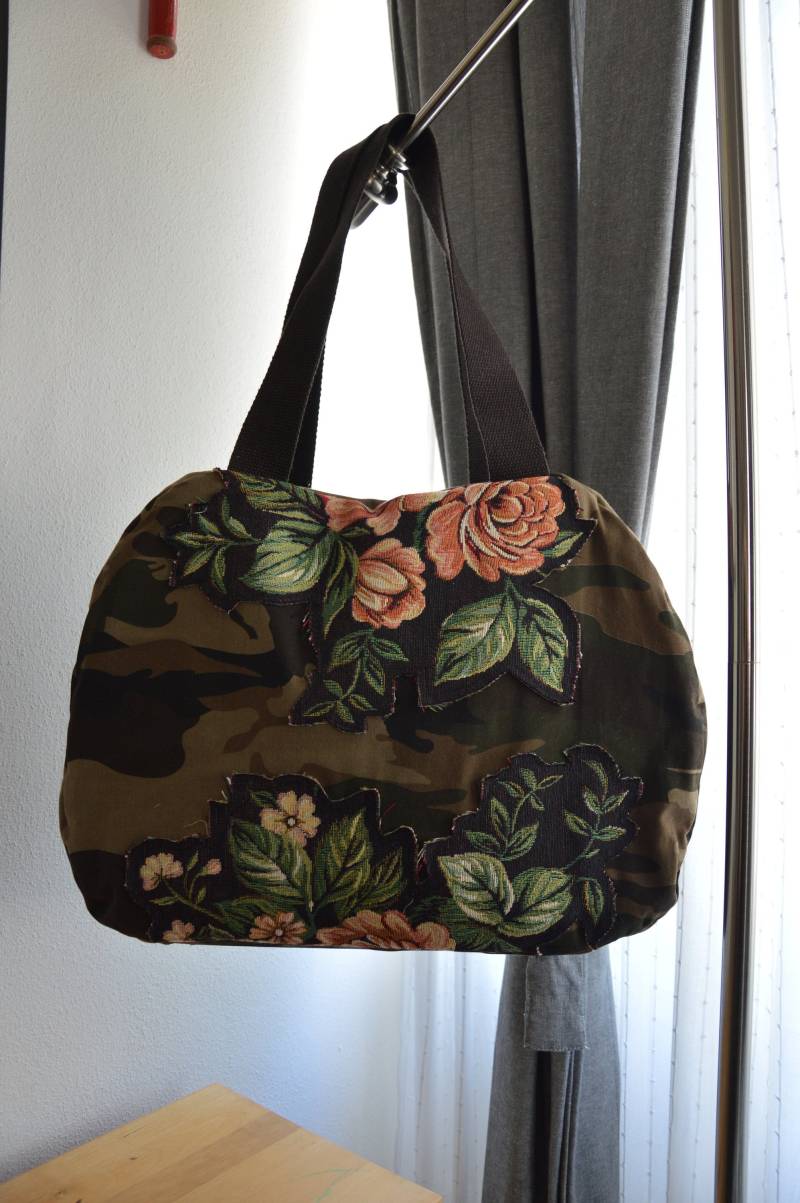Handgefertigte Topcase-Tasche Aus Camouflage-stoff Mit Gobelin-stoffapplikationen. Innen Taschen Gefüttert. Reißverschluss Handgefertigte Topcase-Tasche Aus Camouflage-stoff Mit Gobelin-stoffapplikationen. Innen Taschen Gefüttert. Reißverschluss von OfficinaCreAttiva