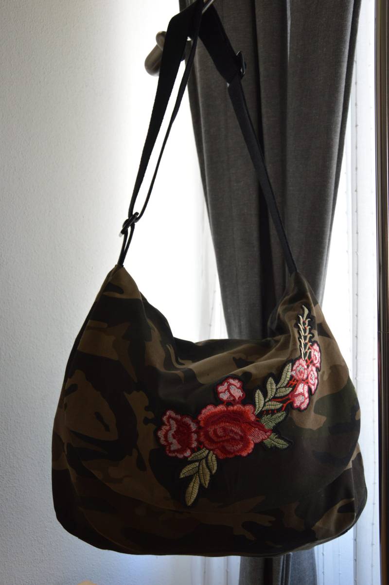 Handgemachte Tasche, Camouflage Stoff, Bestickter Aufnäher, Innenfutter Und Taschen, Verstellbarer Schultergurt, Klappe Magnetverschluss von OfficinaCreAttiva