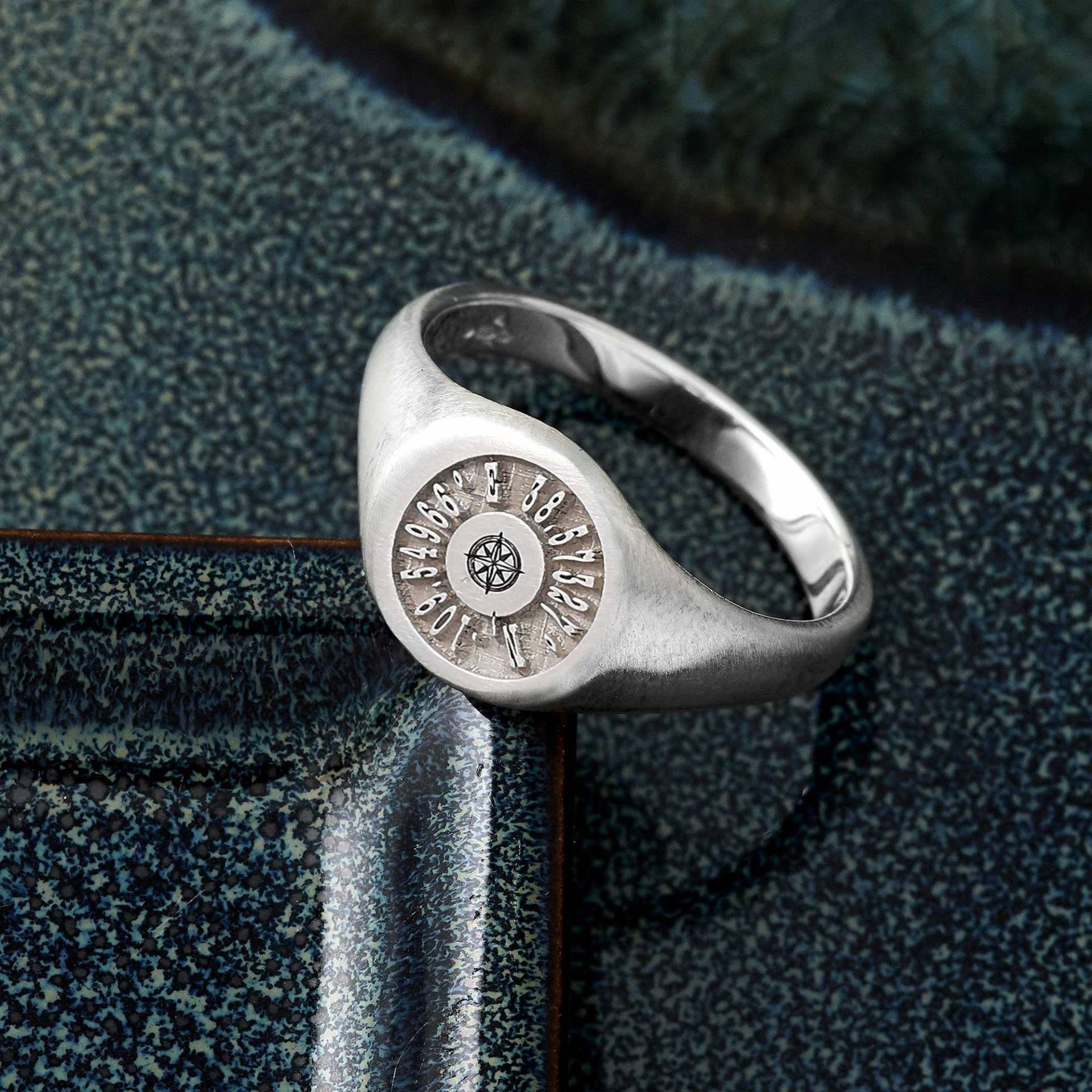 Personalisierter Sterling Silber Siegelring Benutzerdefinierte Koordinaten Kompass Personalisierter Sterling Silber Siegelring Benutzerdefinierte Koordinaten Kompass von Offthemapjewellery