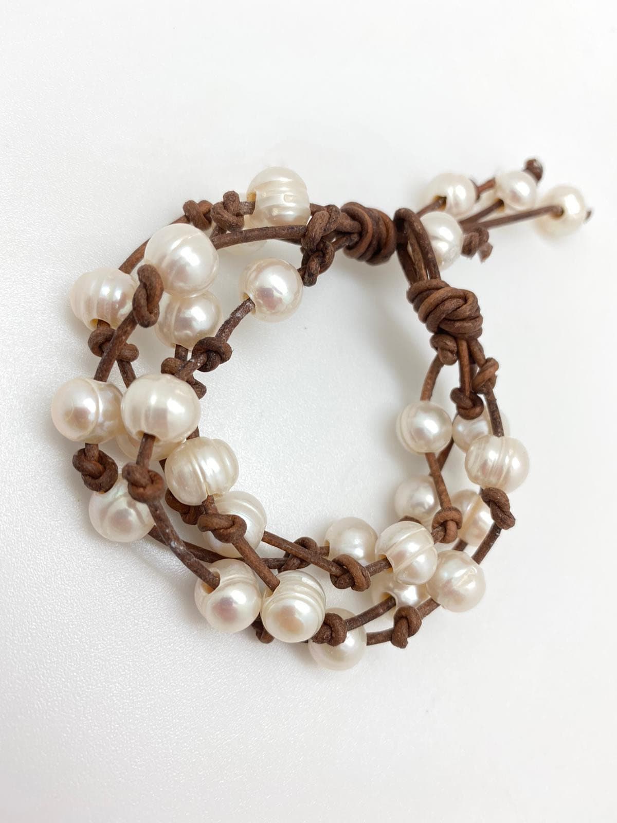 Schwarz, Antik Braun Oder Natur Multi Strand Floating Pearl Leder Armband Mit Hamsa Anhänger von OfraJewels