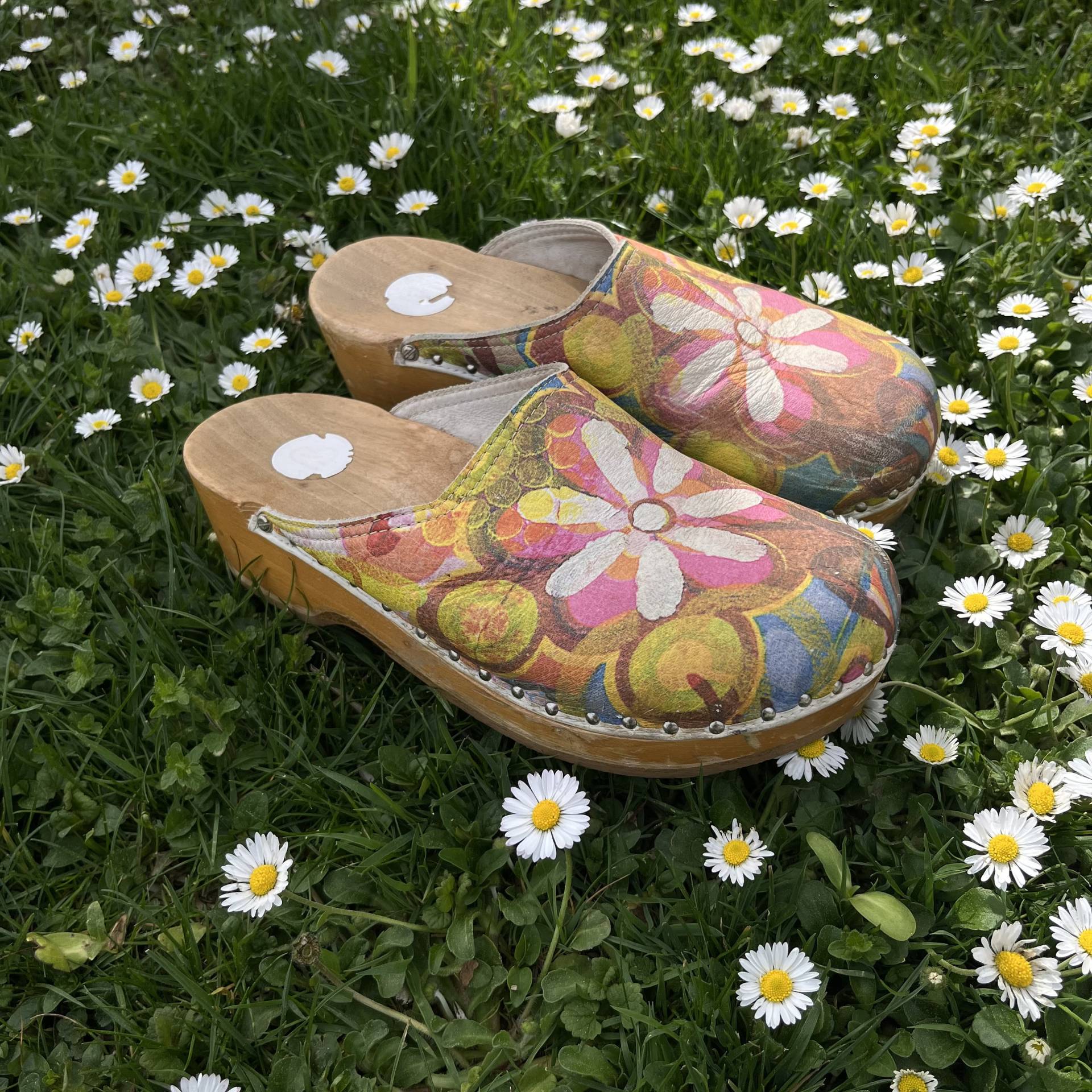 Vintage Inspired Holz Clogs Aus Leder Blumendruck/Berkemann 37 Geblümt Bunt Hippie Boho Nieten Sandalen Mules Retro Vintage Inspired Holz Clogs Aus Leder Blumendruck/Berkemann 37 Geblümt Bunt Hippie Boho Nieten Sandalen Mules Retro von OftimespastvintageAT