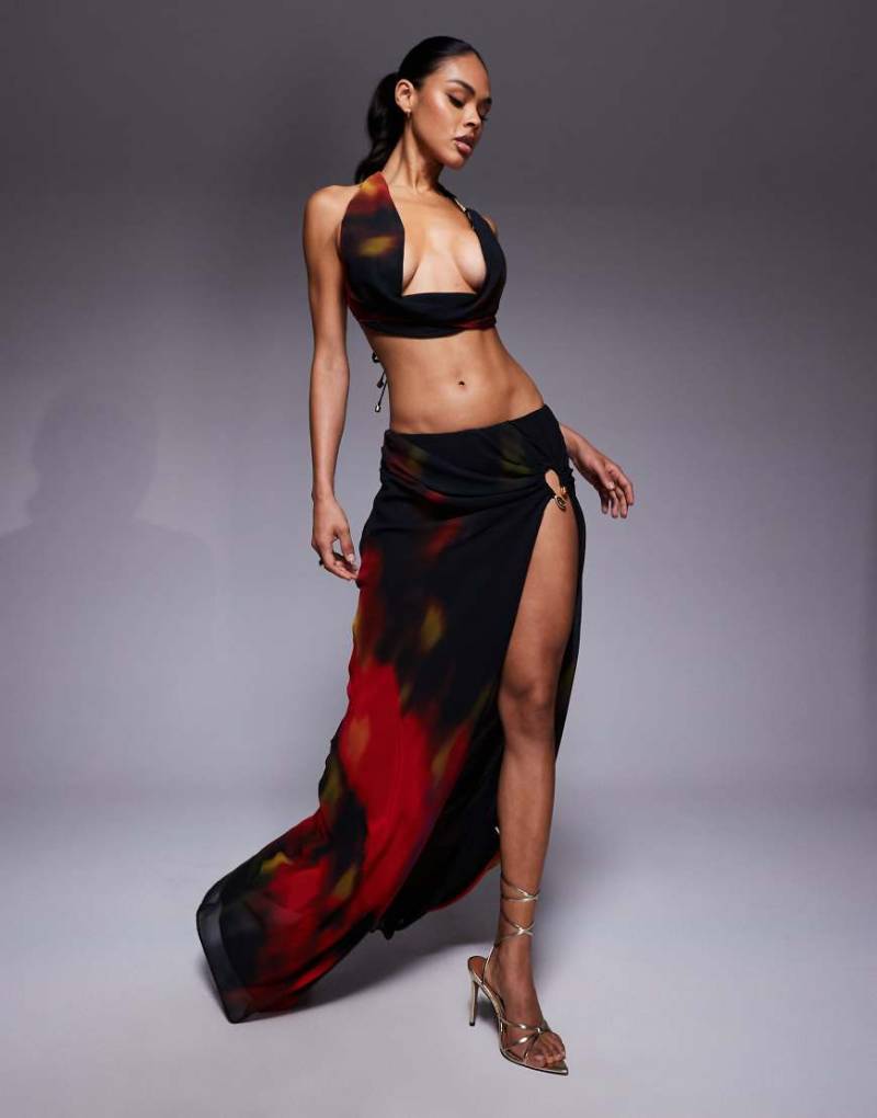 Oh Polly - Chiffon-Maxirock in Rot mit verschwommenem Muster und Schlitz am Oberschenkel, Kombiteil-Schwarz von Oh Polly