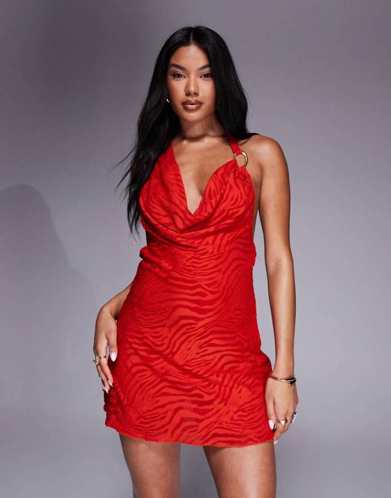 Oh Polly - Minikleid in Chilirot mit Wasserfallausschnitt von Oh Polly