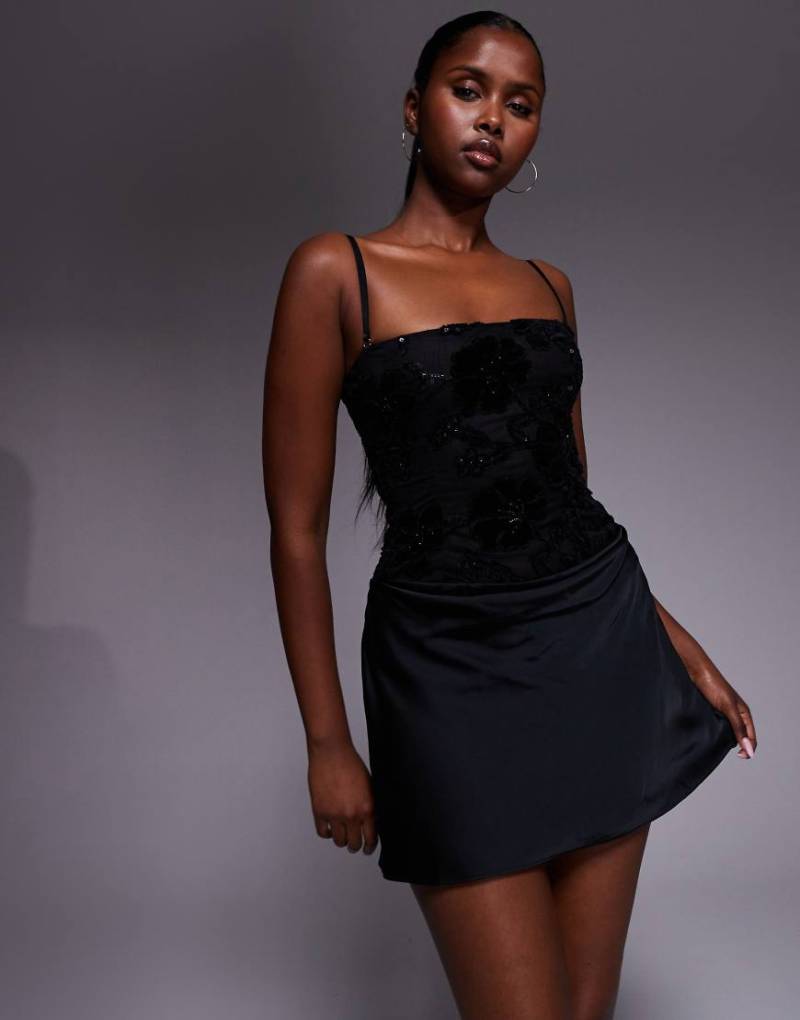 Oh Polly - Minikleid in Schwarz mit drapiertem Rock und abnehmbaren Trägern von Oh Polly