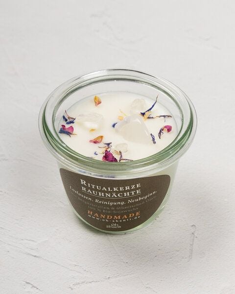 Oh Shanti Rauhnächte Kerze mit Bergkristallen und Blüten von Oh Shanti