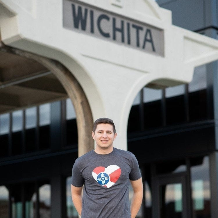 Wichita Herz T-Shirt Ringgesponnene Baumwolle, Bequeme Passform von OhHeyThreads