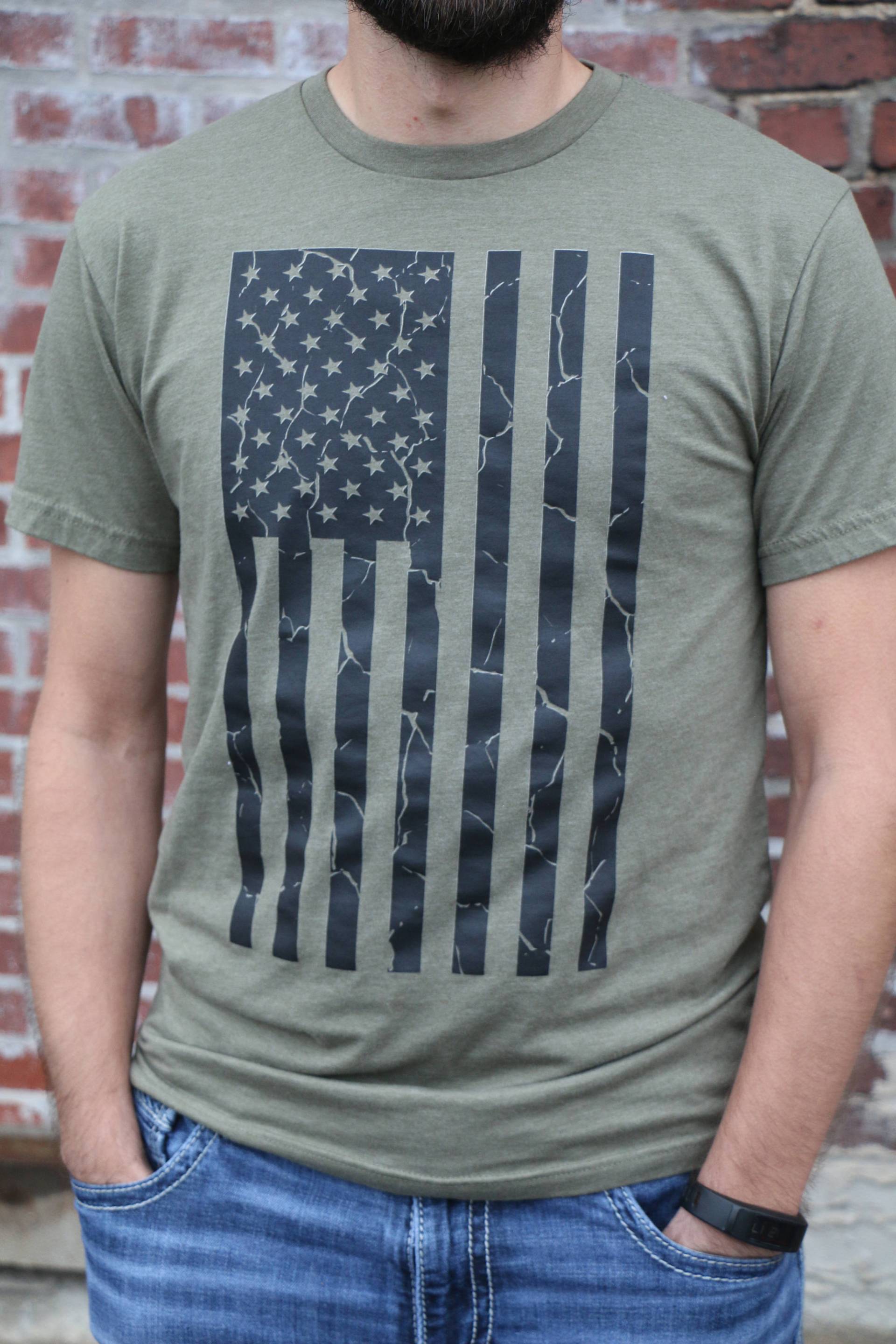 T-Shirt Mit Militär-Flagge Ringgesponnene Baumwolle, Weicher Schnitt von OhHeyThreads
