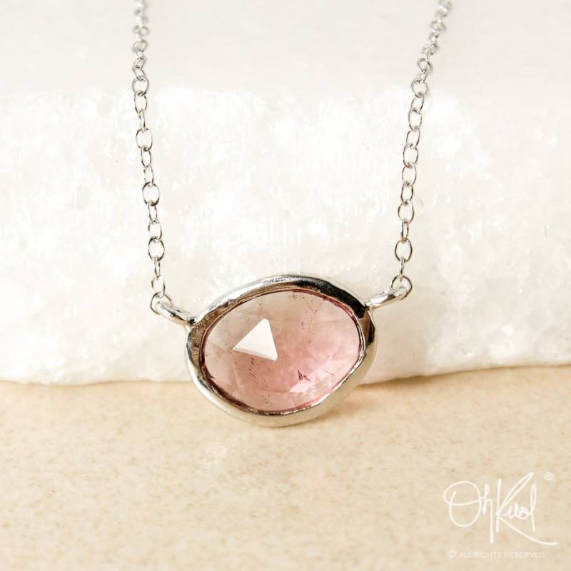 Leichte Cranberry/Pfirsichrosa Turmalin-Halskette - Seitliche Halskette Wählen Sie Ihre Fassung von OhKuol