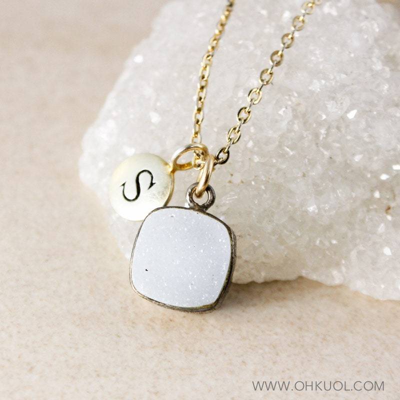 Weiß/Grau Druzy Halskette, 14Kt Gold Fill, Achat Geode Scheibe, Handgestempelte Initiale von OhKuol