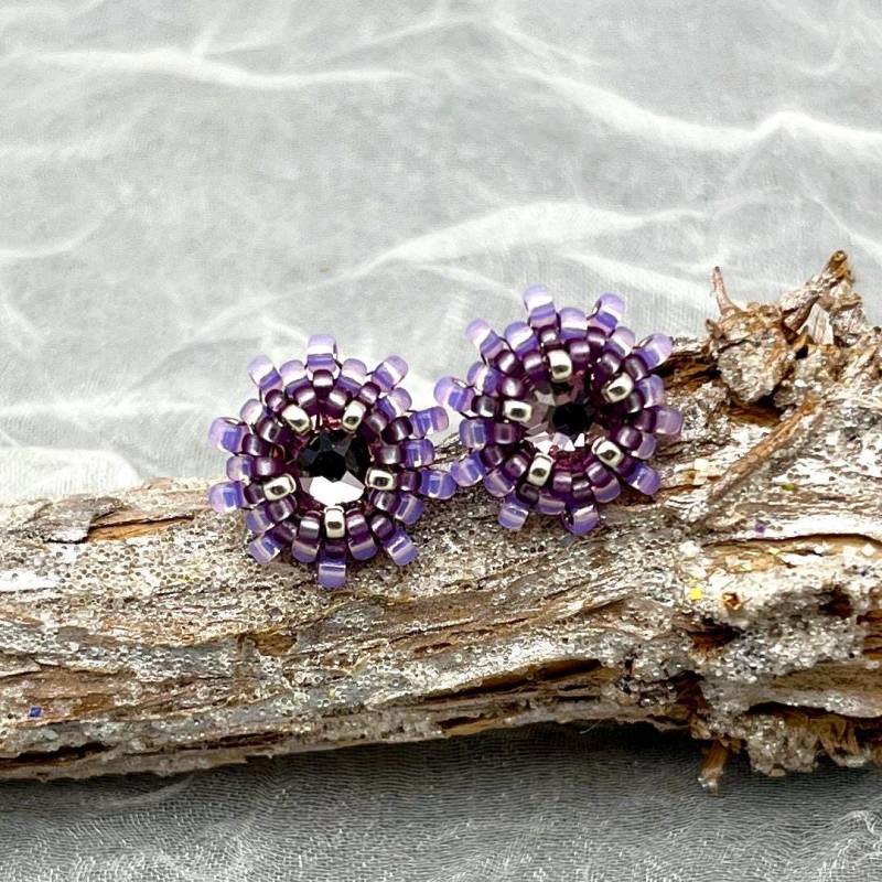Glitzernde Mini Ohrstecker Amethyst Und Flieder - Elegant Alltagstauglich Glitzernde Mini Ohrstecker Amethyst Und Flieder - Elegant Alltagstauglich von OhMaJu